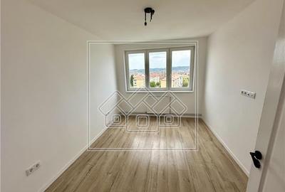 Apartament 3 camere, complet renovat situat intr-o zona buna - 2