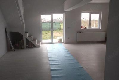 Casă cu 4 camere cu Teren 330 Mp în Moșnița Nouă