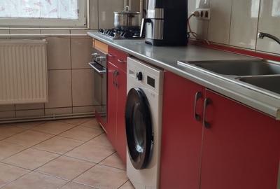 Apartament cu 3 camere semidecomandat, mobilat în Titan