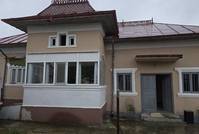 Casa cu Teren intravilan 1500 mp, Centrala termica, Poiana Lacului - 60.000 € - 1