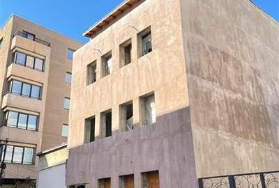 Casă individuală cu 10 camere cu Canalizare în Romană - 1