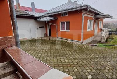 Casă cu 4 camere cu Garaj în Central - 2