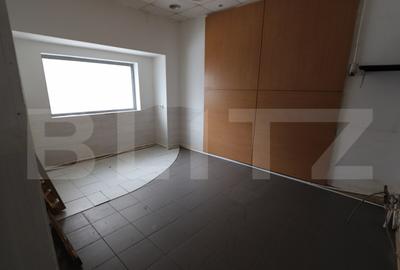 Spațiu comercial, de 96 mp, în Central - 4