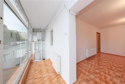 Spatiu comercial cu vitrina generoasa Spatiu comercial cu vitrina generoasa - 2