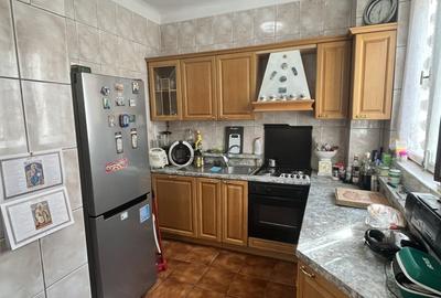 Casă individuală cu 7 camere cu Canalizare în Decebal - 5