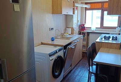 Apartament cu 3 camere decomandat în Micro 20