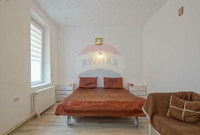 De vanzare apartament 2 camere, Str. Poarta Schei - 2