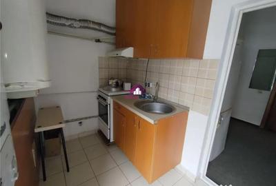 Apartament cu 3 camere semidecomandat în Mihai Bravu