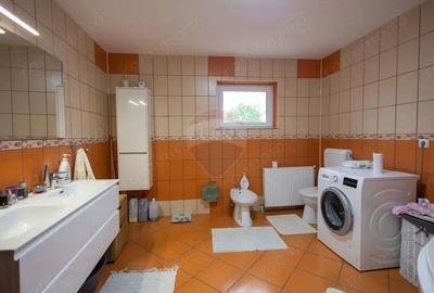 Casă cu 8 camere cu Teren 1007 Mp în Vad - 17