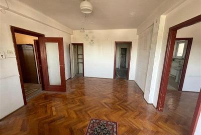 Apartament cu 4 camere semidecomandat în Romană