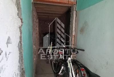 Casa la curte comuna, necesita renovare, situata in zona Dambovita. - 9