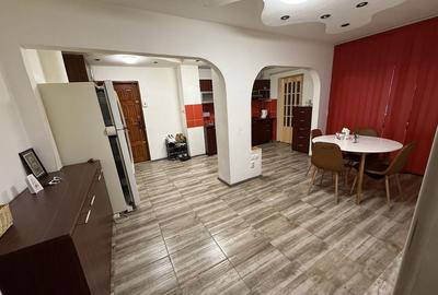 Apartament cu 4 camere decomandat în Central