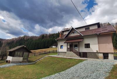 Casă cu 4 camere în Rucăr - 1