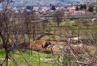 Teren in sat, cu vedere larga, langa rau, si fundatie casa P+1 - 1