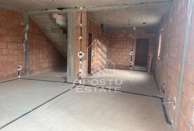 Casă cu 8 camere cu Teren 278 Mp în Bazoș - 1