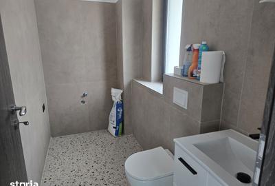 Casă cu 3 camere semidecomandat cu Canalizare în Central