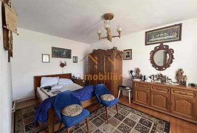 Casă cu 5 camere cu Teren 3000 Mp în Central - 1