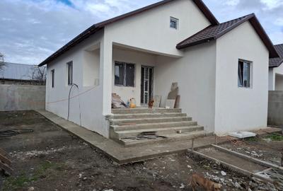 Casă cu 3 camere în Lumina