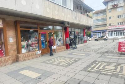 Spațiu comercial, de 80 mp, în Central - 3