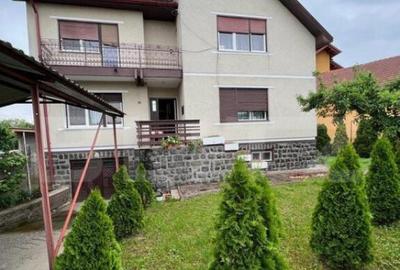 Casa 274 mp, teren 443 mp, zona centru LIVADA, pretabila si - 14