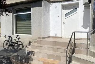 Apartament de vanzare, cu 3 camere, zona centrala - 2