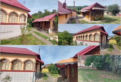 Casă cu 4 camere semidecomandat în Corbi