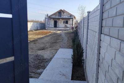 Casă cu 3 camere cu Teren 500 Mp în Central