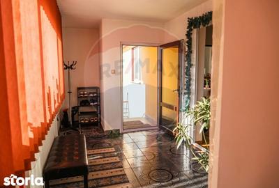 Casă cu 8 camere cu Teren 946 Mp în Central - 10