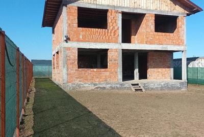 Casă cu 4 camere cu Teren 550 Mp în Central - 2