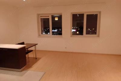Apartament cu 3 camere decomandat în Vitan