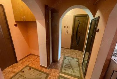 Vanzare apartament 3 camere, etaj 3, situat in Targu Jiu, strada Slt. Ion Fota - 6