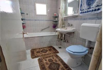 Trei camere! Etaj intermediar! Centrul Bacaului! CE1261 - 3