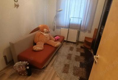 Apartament cu 3 camere semidecomandat în Circumvalațiunii