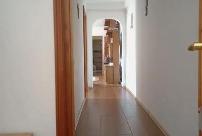 Apartament cu 3 camere semidecomandat în Berceni - 1