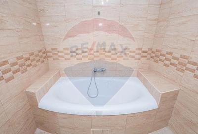 Casă cu 5 camere cu Teren 330 Mp în Piața Centrală - 3