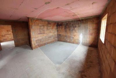 Casă cu Teren 1079 Mp în Petroasa Mare - 2