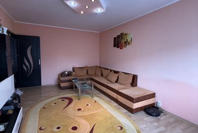 Apartament cu 3 camere decomandat, mobilat în