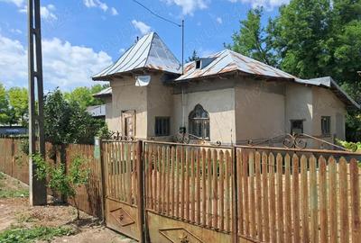 Casă cu 5 camere cu Teren 2636 Mp în Gherghița - 1