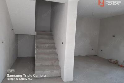 Casă cu 4 camere cu Canalizare în Plopi - 1