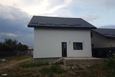 Casa noua, P+E, 5 camere, 2 bai, terasa, teren 400mp, in Lilieci, strada Rozelor - 26