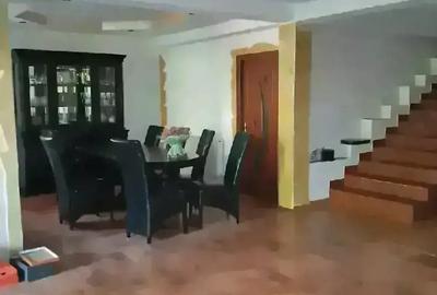 Casă cu Teren 380 Mp în Central - 1