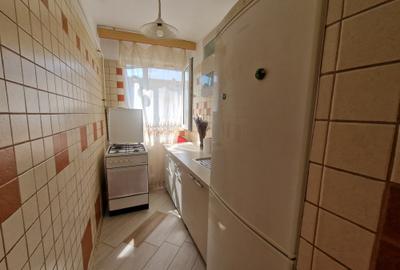Pe frumoasa strada Platanilor, renumita pentru zona inverzita din jurul blocului - 16