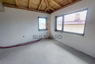 Casă cu 5 camere cu Canalizare în Gruia