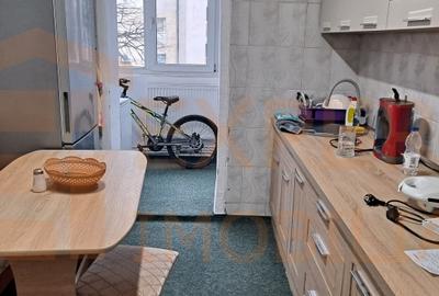 Apartament cu 2 camere decomandat, mobilat în Casa de Cultură