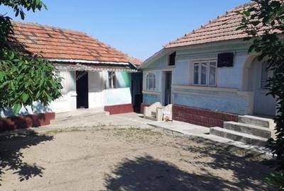Casă cu 4 camere cu Teren 950 Mp în Berca - 1