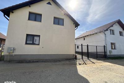 Casă cu 4 camere cu Canalizare în Cristian