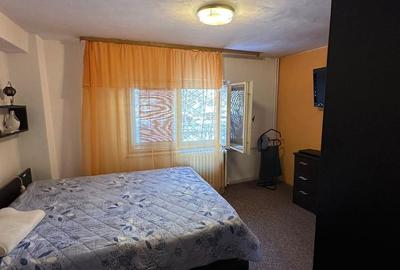 Apartament cu 4 camere decomandat în Văcăresti