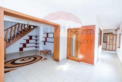 Casa 5 camere + spatiu comercial  zona centrala - 3