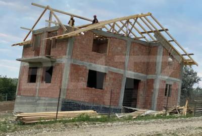 Casă cu 4 camere cu Teren 500 Mp în Central - 2