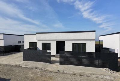 Casă cu 4 camere în Noua